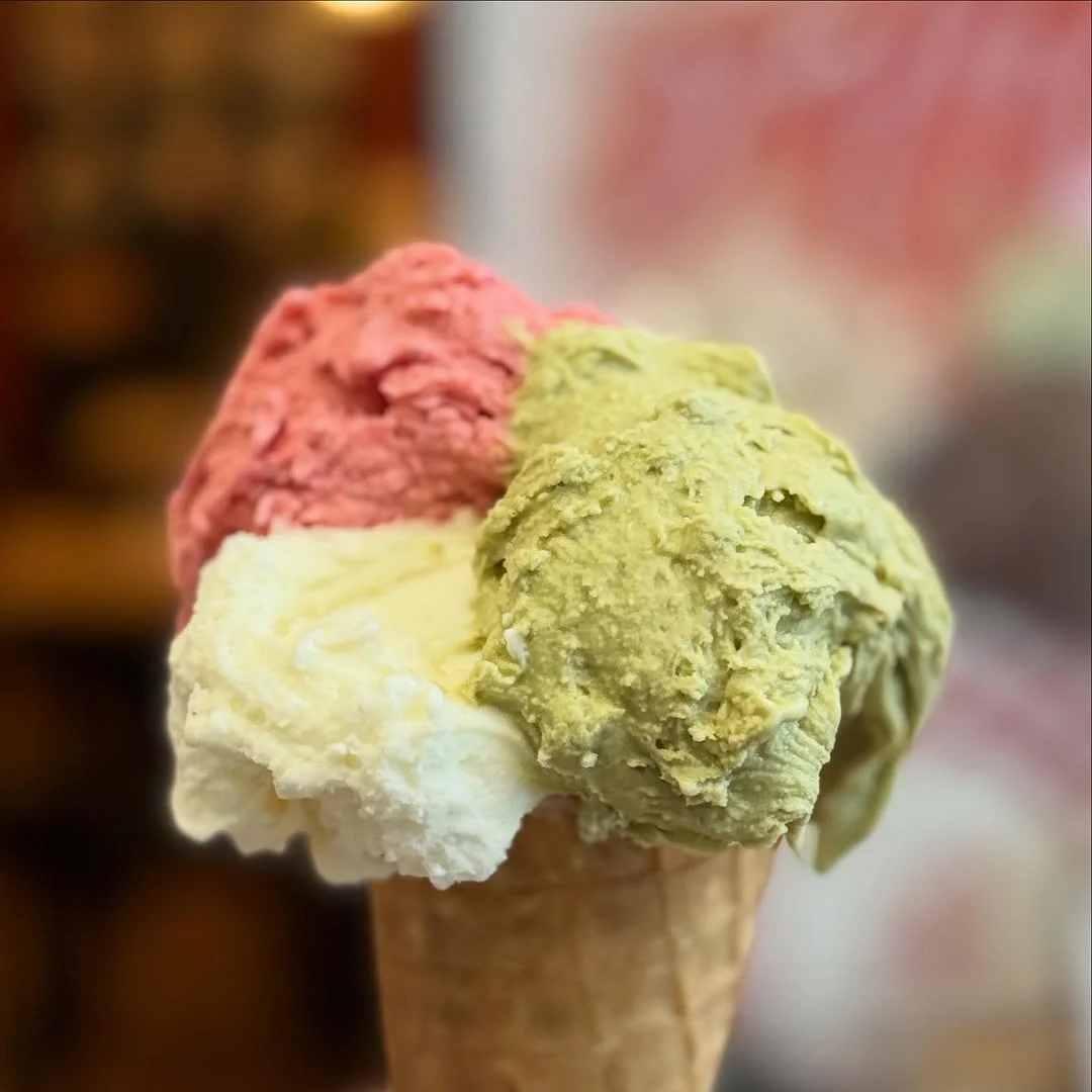 Rzemieślnicze gelato Pepe & Roni w trzech kolorach w rożku